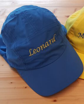 Blaue Cap mit gestickter Beschriftung