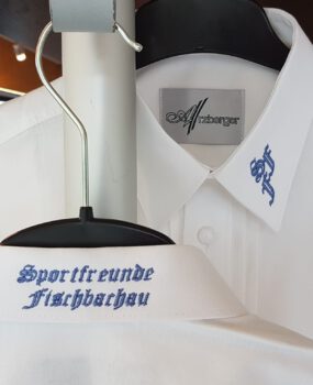 Weißes Hemd mit Bestickung