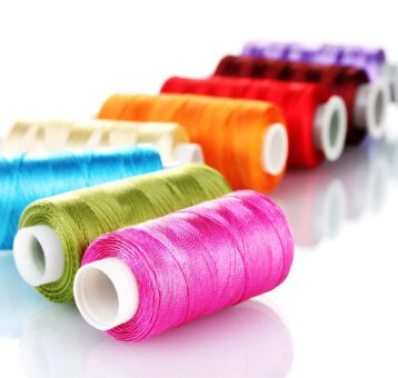 Bunte Stickgarnrollen in der Werkstatt
